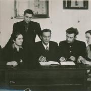 1954 г. Доц. Лихачев со студентами ФФ